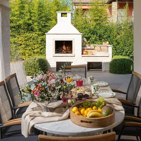 Prázdninový dům Traumhafte Mit Meerblick, Privatpool, Babybett, Bbq-bereich, Waschmaschine Kaštelir